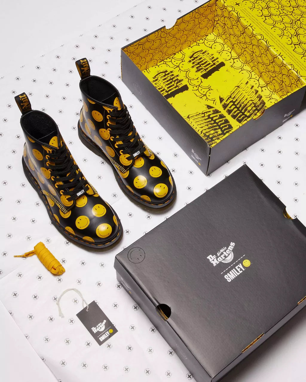 DR MARTENS 1460 SMILEY&reg;&nbsp;SMOOTH LEATHER BOOTS